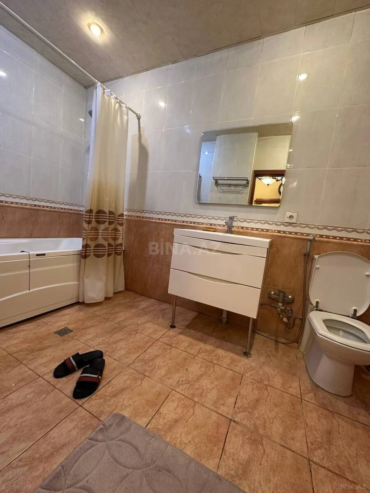 Satılır 4 otaqlı mənzil 240 m²