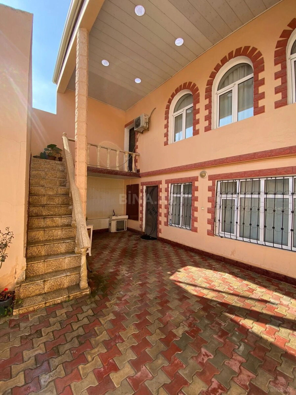 Satılır 10 otaqlı həyət evi 390 m²