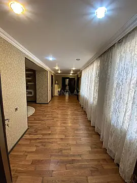 Satılır 10 otaqlı həyət evi 390 m²