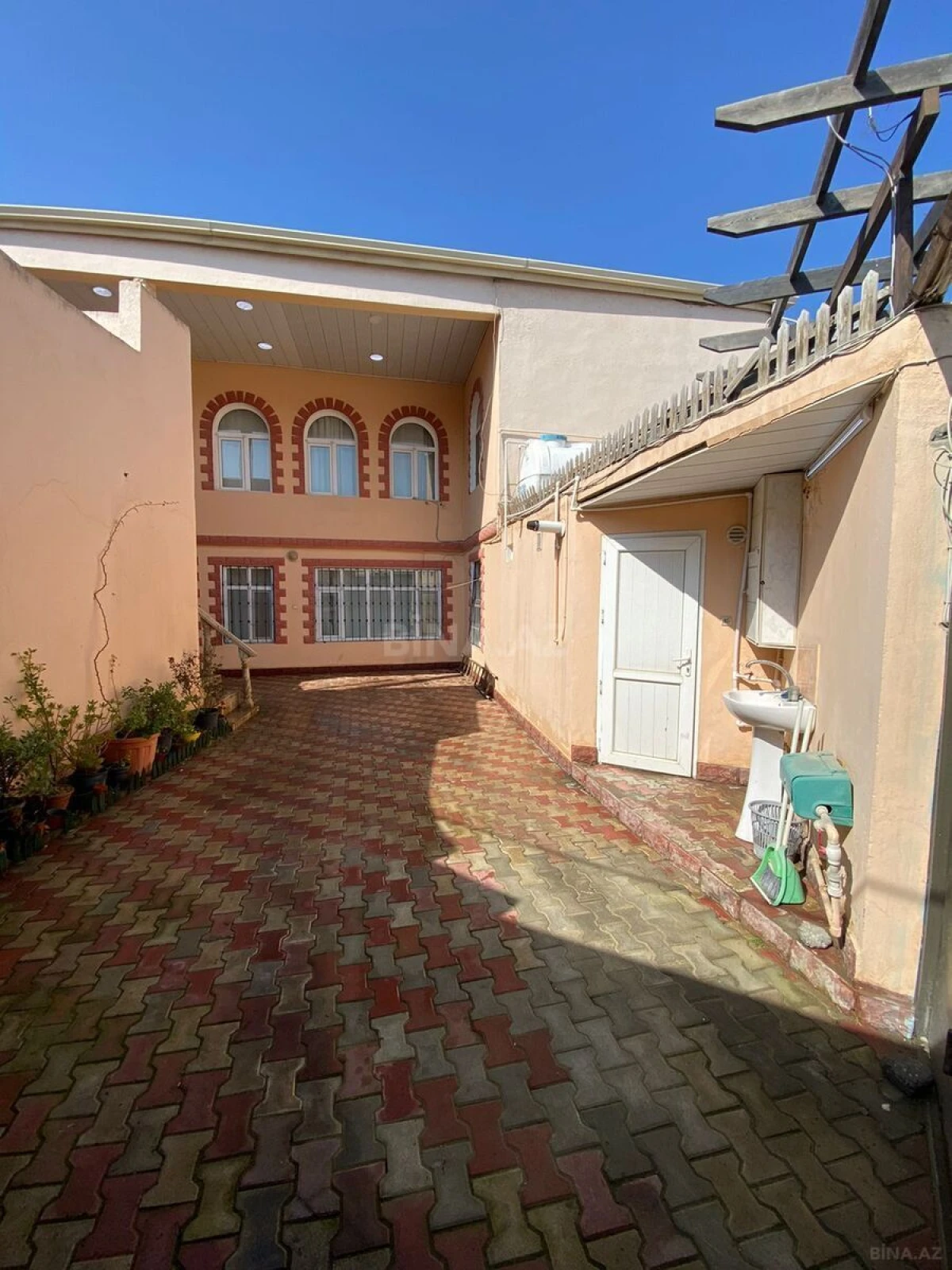 Satılır 10 otaqlı həyət evi 390 m²