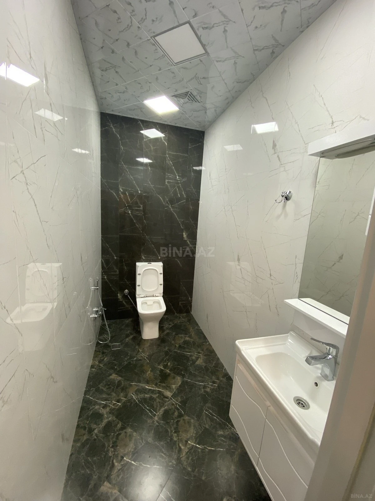 Satılır 2 otaqlı mənzil 83 m²