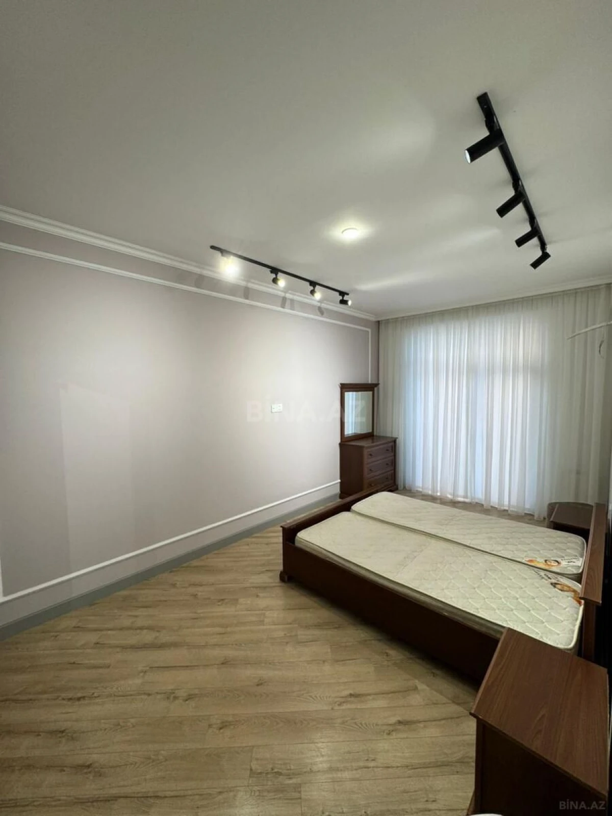 Kirayə verilir 2 otaqlı mənzil 90 m²