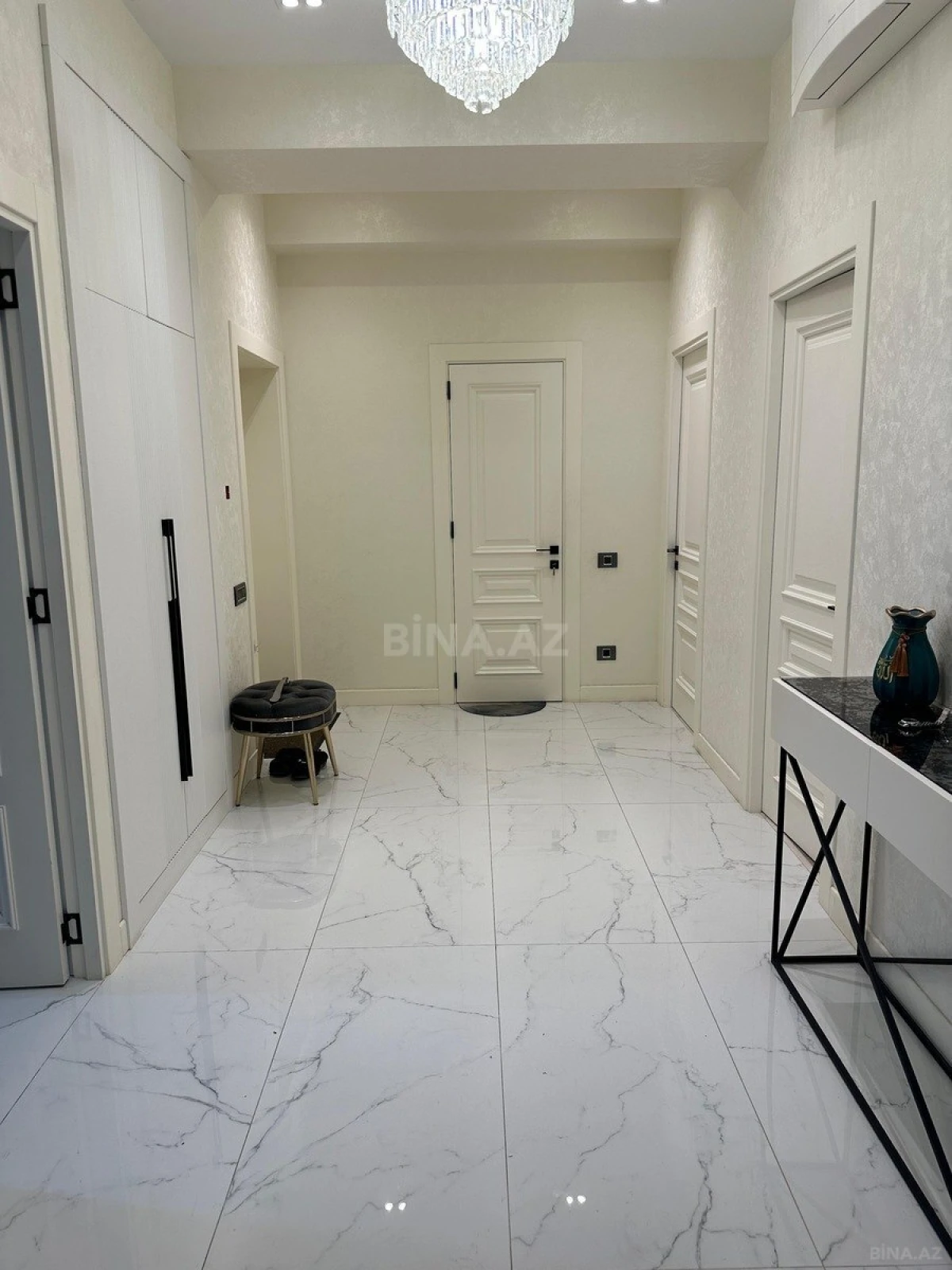 Kirayə verilir 4 otaqlı mənzil 134 m²