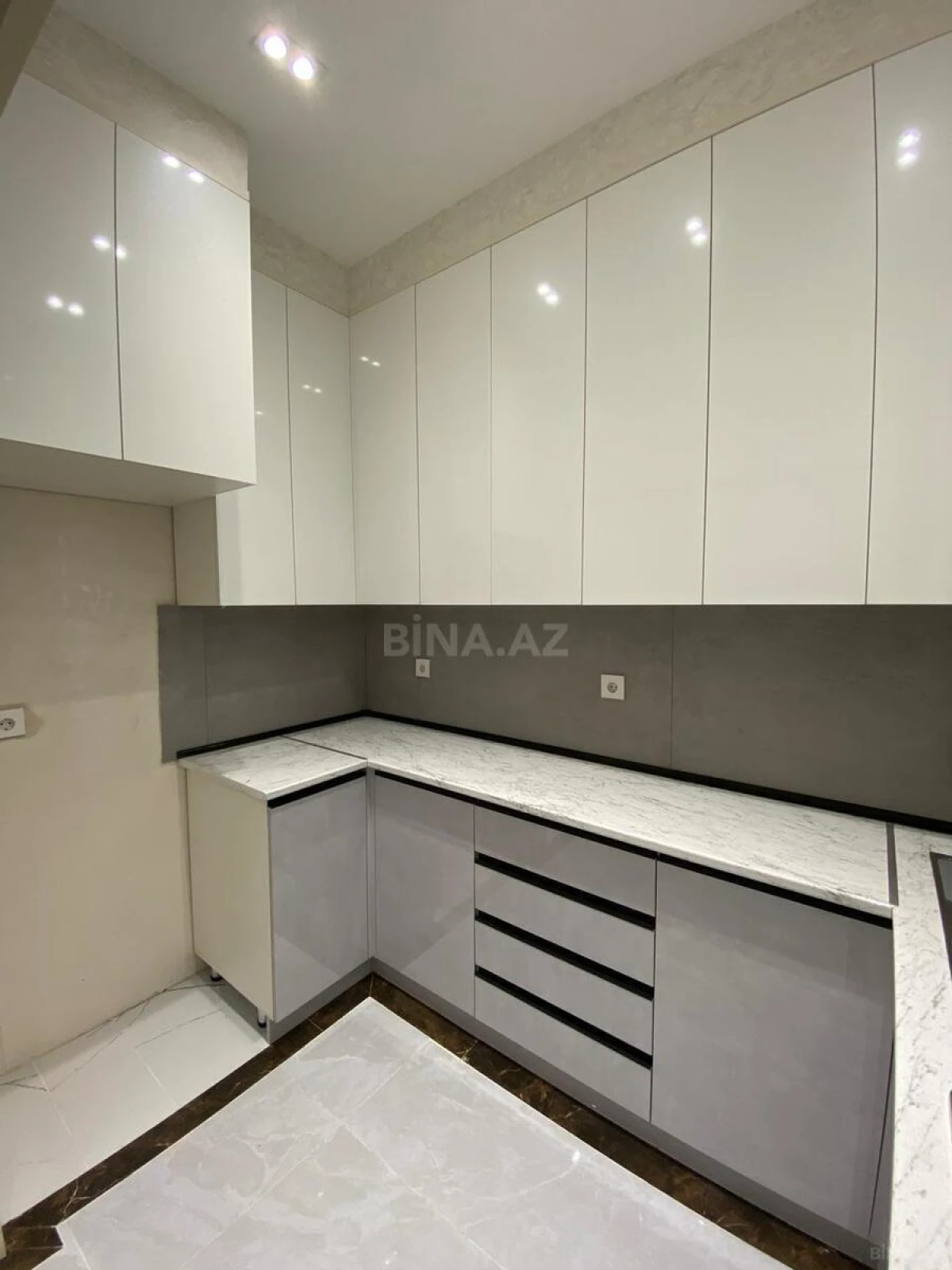 Satılır 2 otaqlı mənzil 68 m²