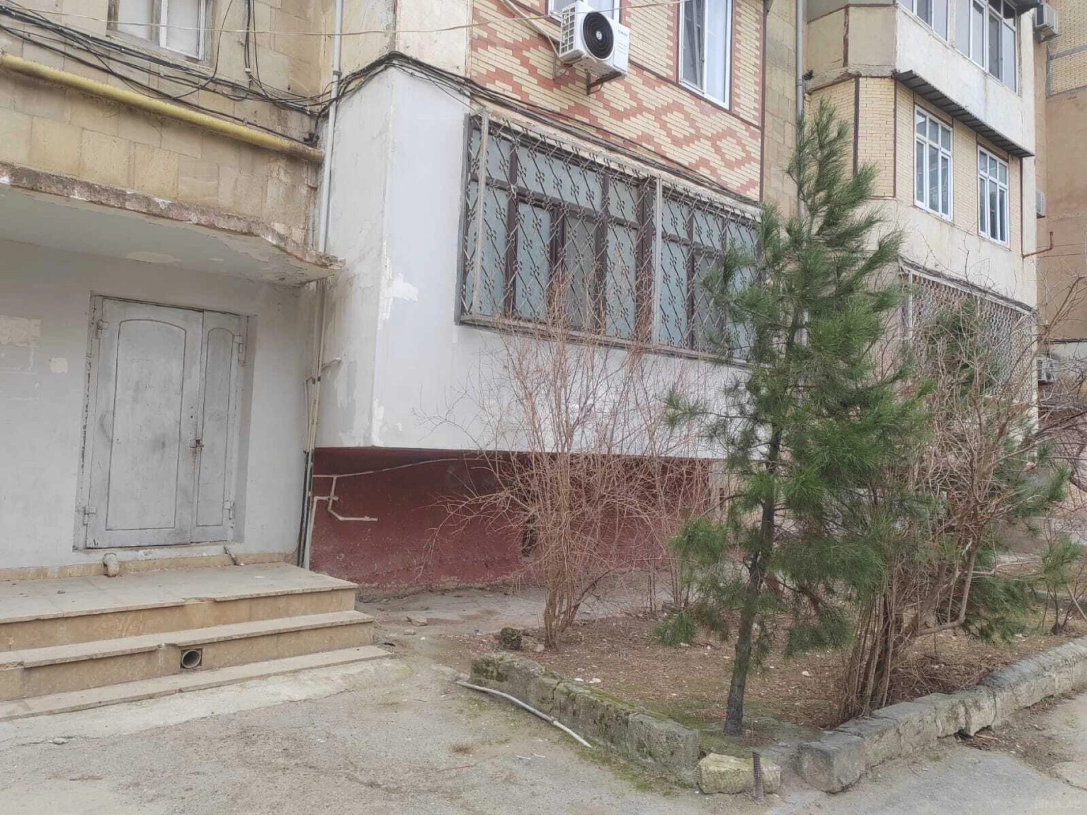 Satılır 4 otaqlı mənzil 91 m²