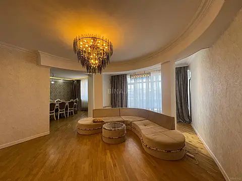 Satılır 4 otaqlı mənzil 210 m²