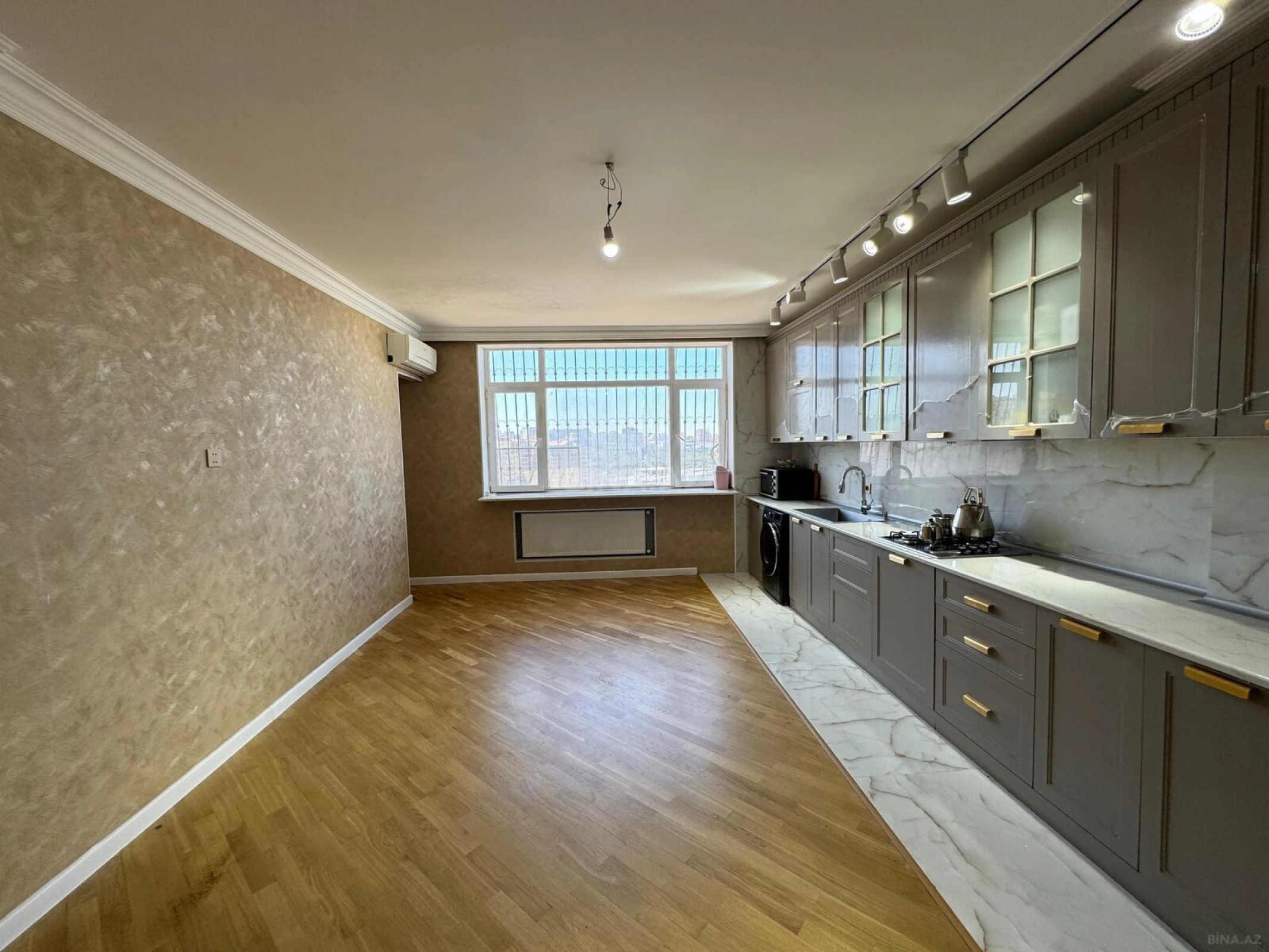 Satılır 4 otaqlı mənzil 210 m²
