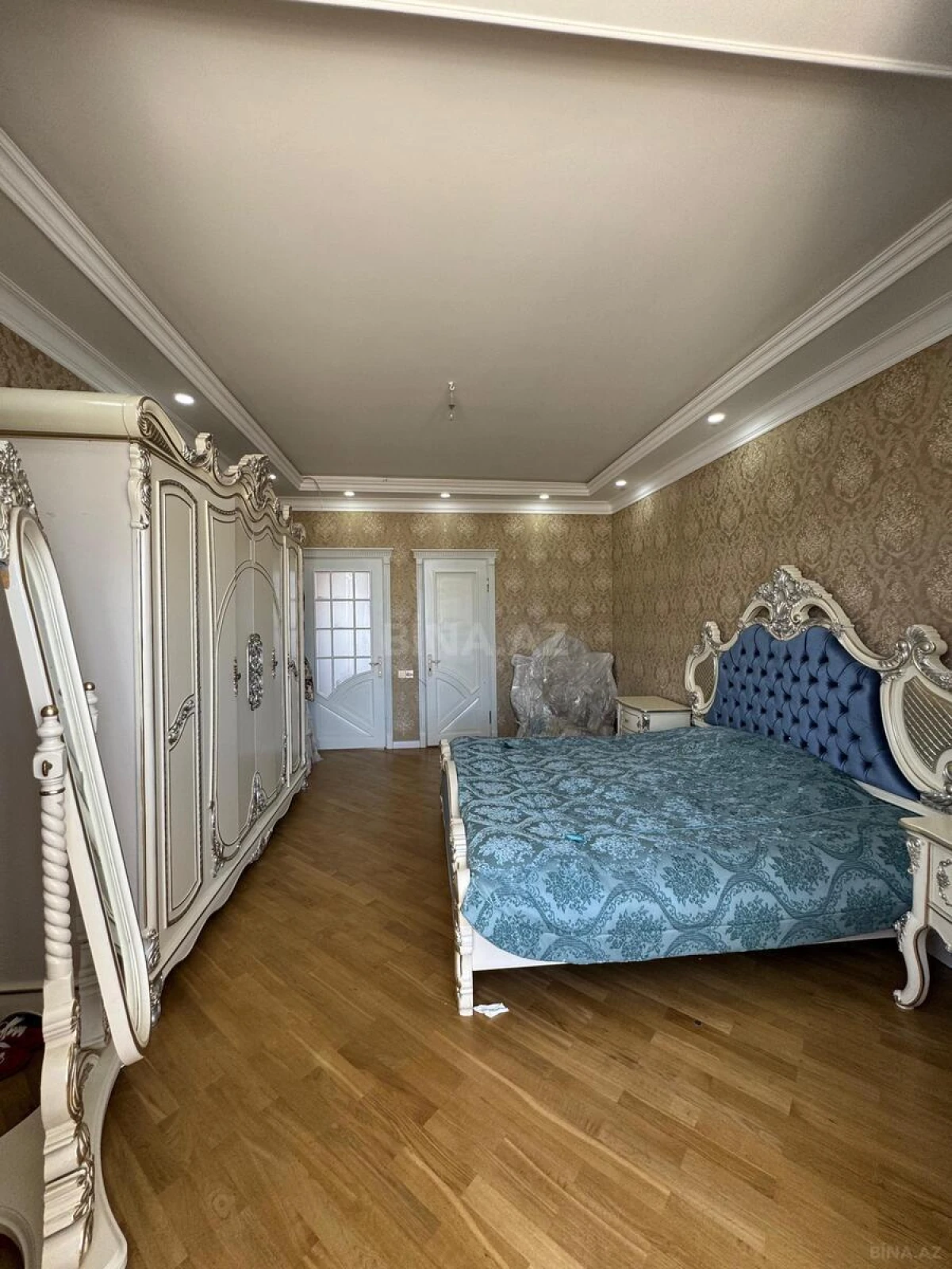 Satılır 4 otaqlı mənzil 210 m²