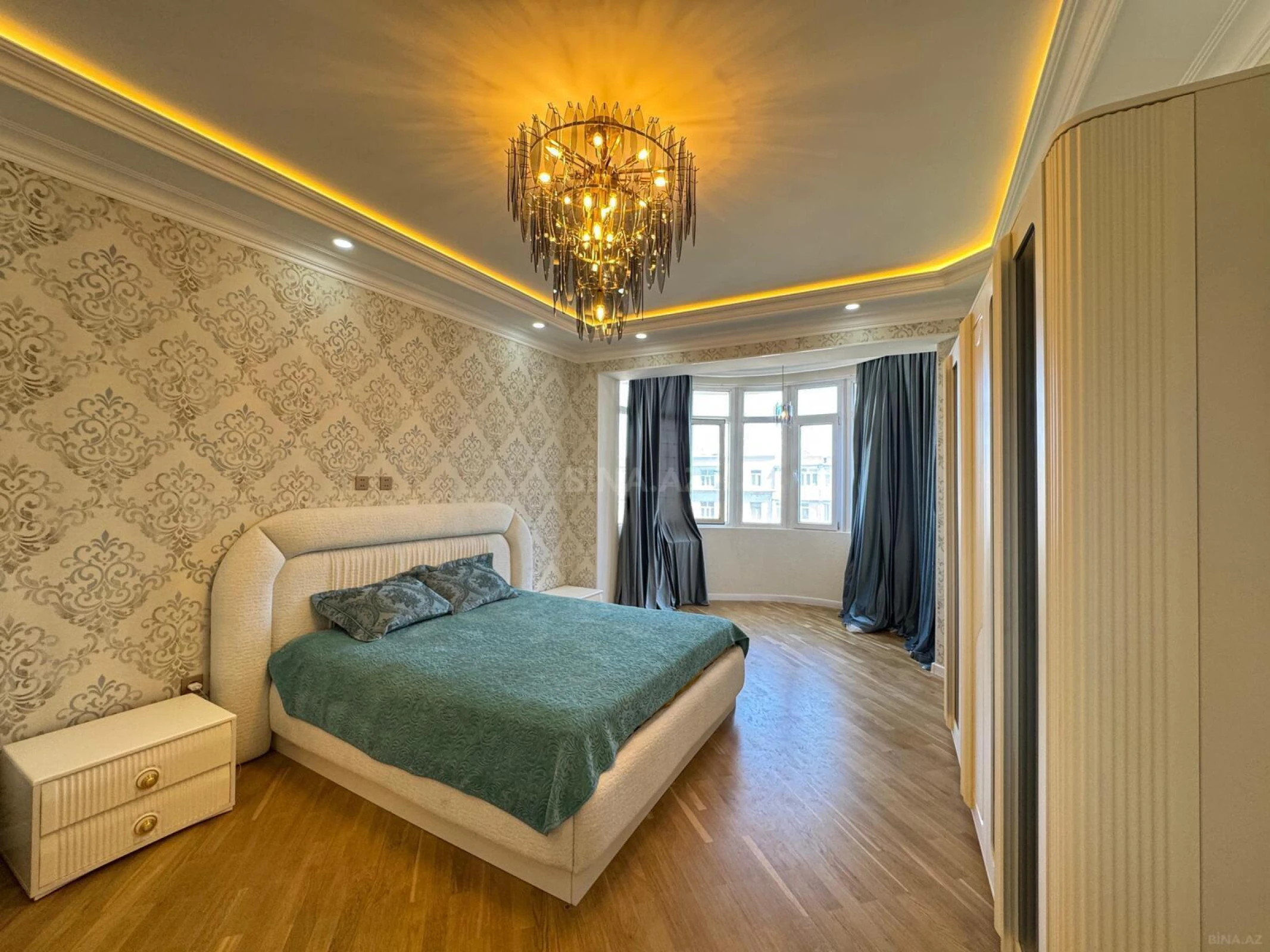 Satılır 4 otaqlı mənzil 210 m²
