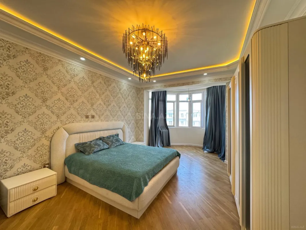 Satılır 4 otaqlı mənzil 210 m²