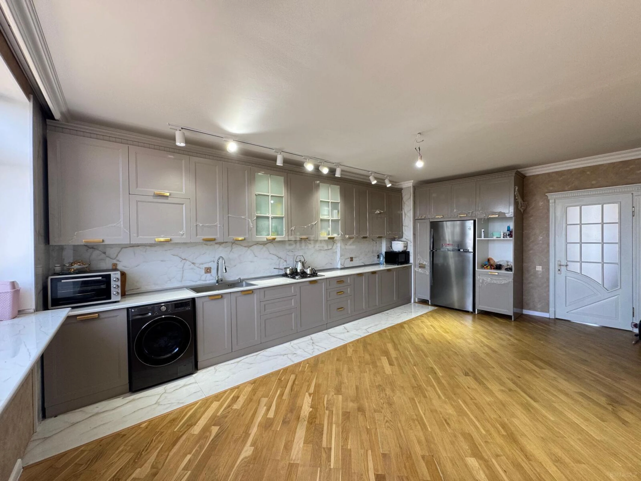 Satılır 4 otaqlı mənzil 210 m²