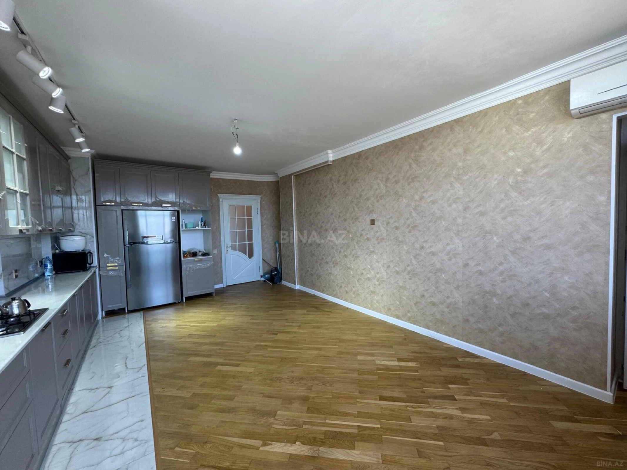 Satılır 4 otaqlı mənzil 210 m²