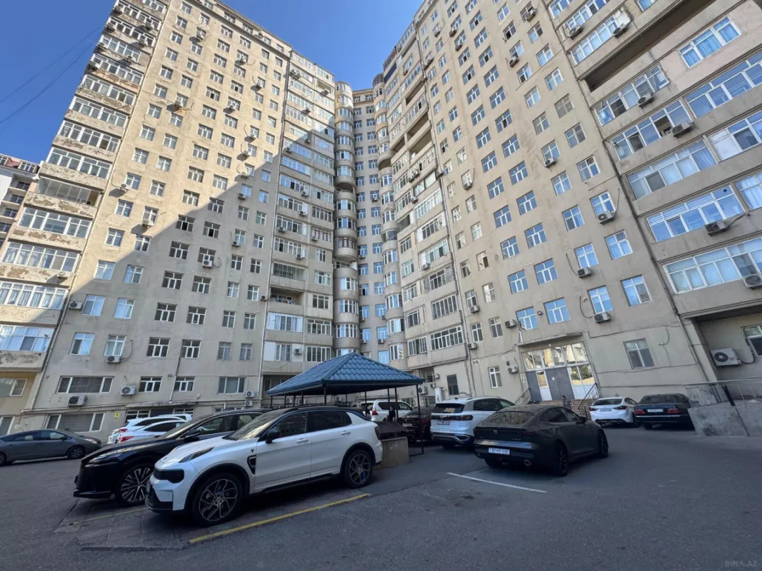 Satılır 4 otaqlı mənzil 210 m²