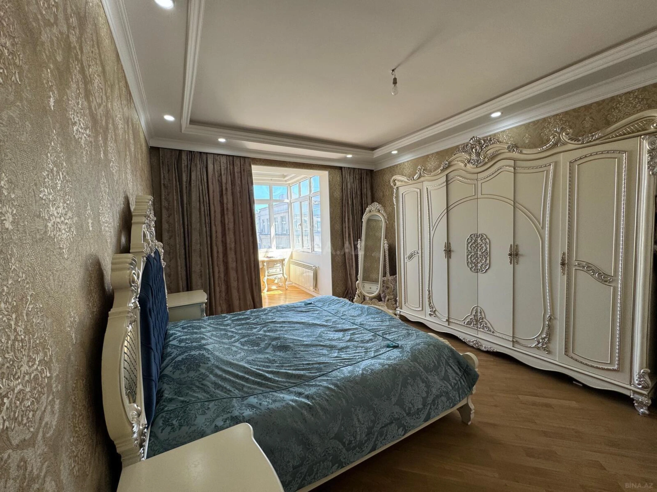 Satılır 4 otaqlı mənzil 210 m²