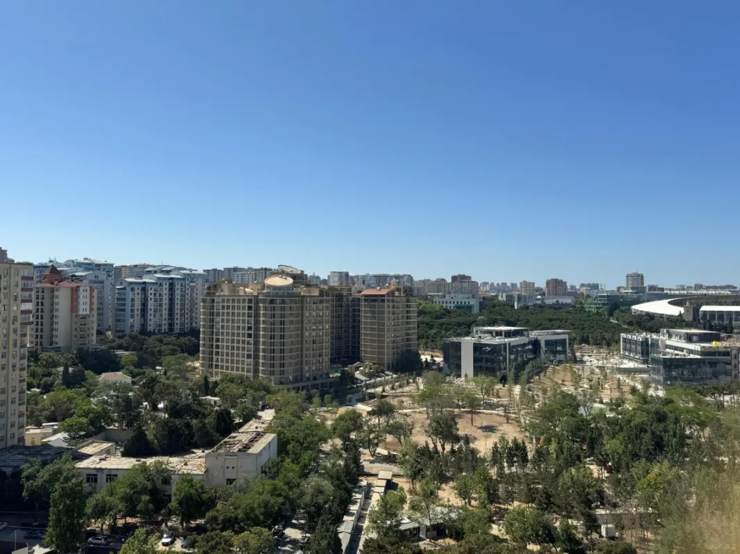 Satılır 4 otaqlı mənzil 210 m²