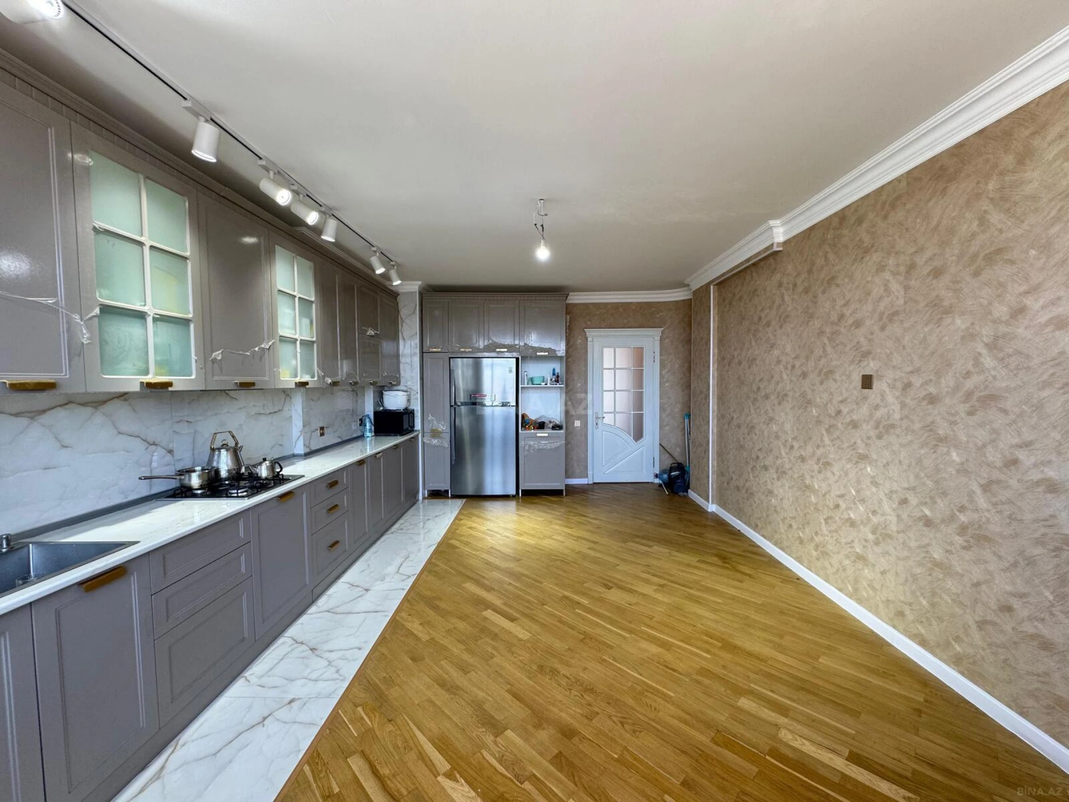 Satılır 4 otaqlı mənzil 210 m²