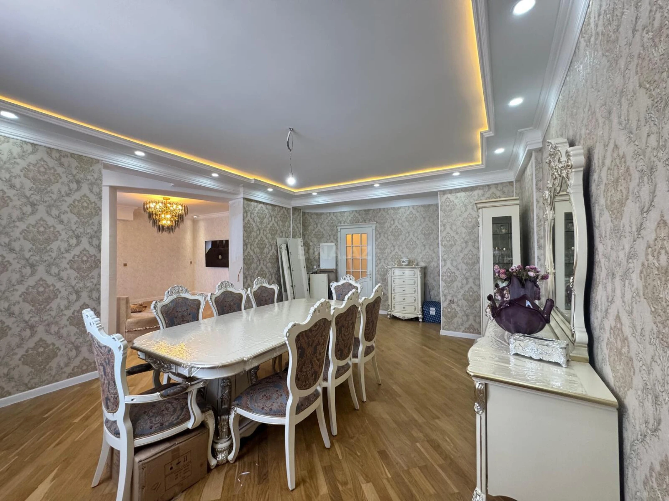 Satılır 4 otaqlı mənzil 210 m²