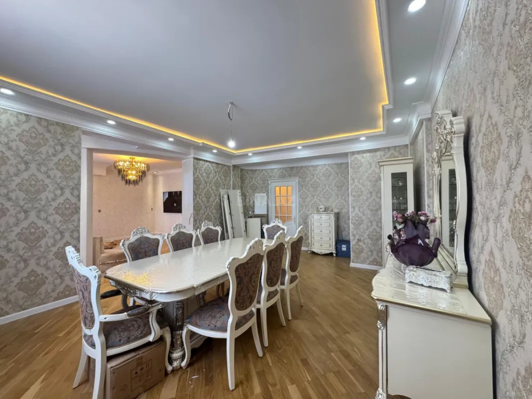 Satılır 4 otaqlı mənzil 210 m²