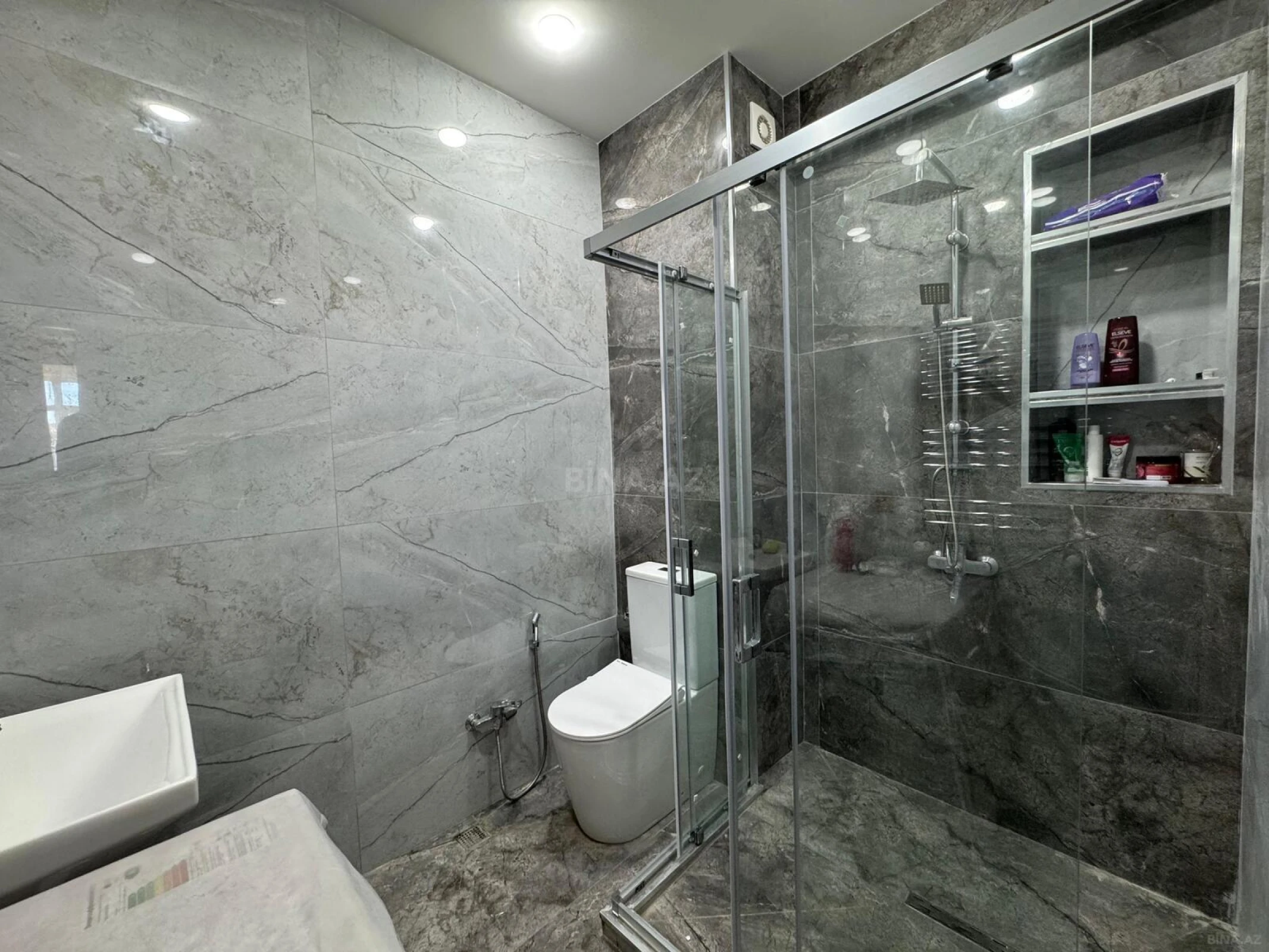 Satılır 4 otaqlı mənzil 210 m²