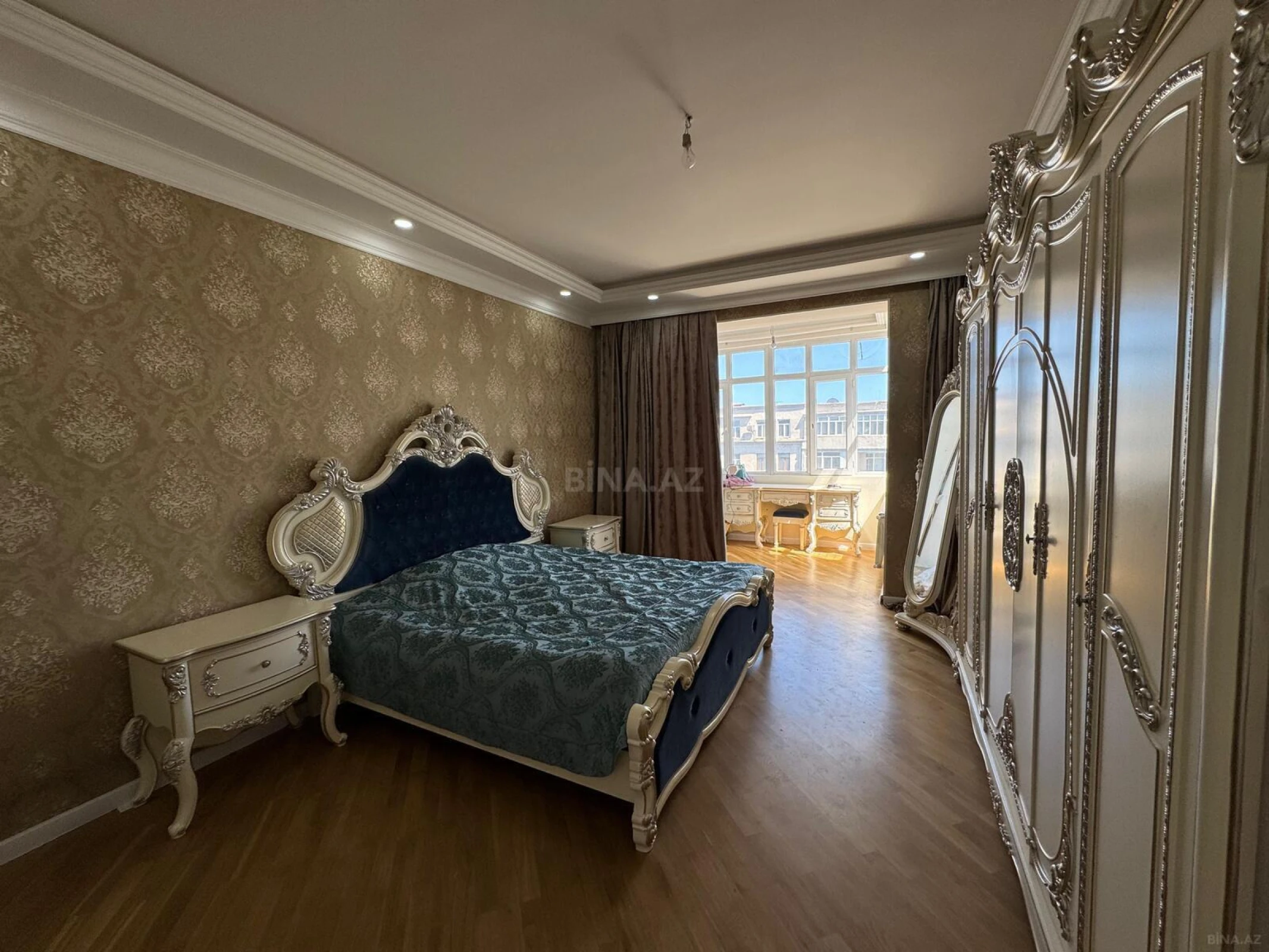 Satılır 4 otaqlı mənzil 210 m²