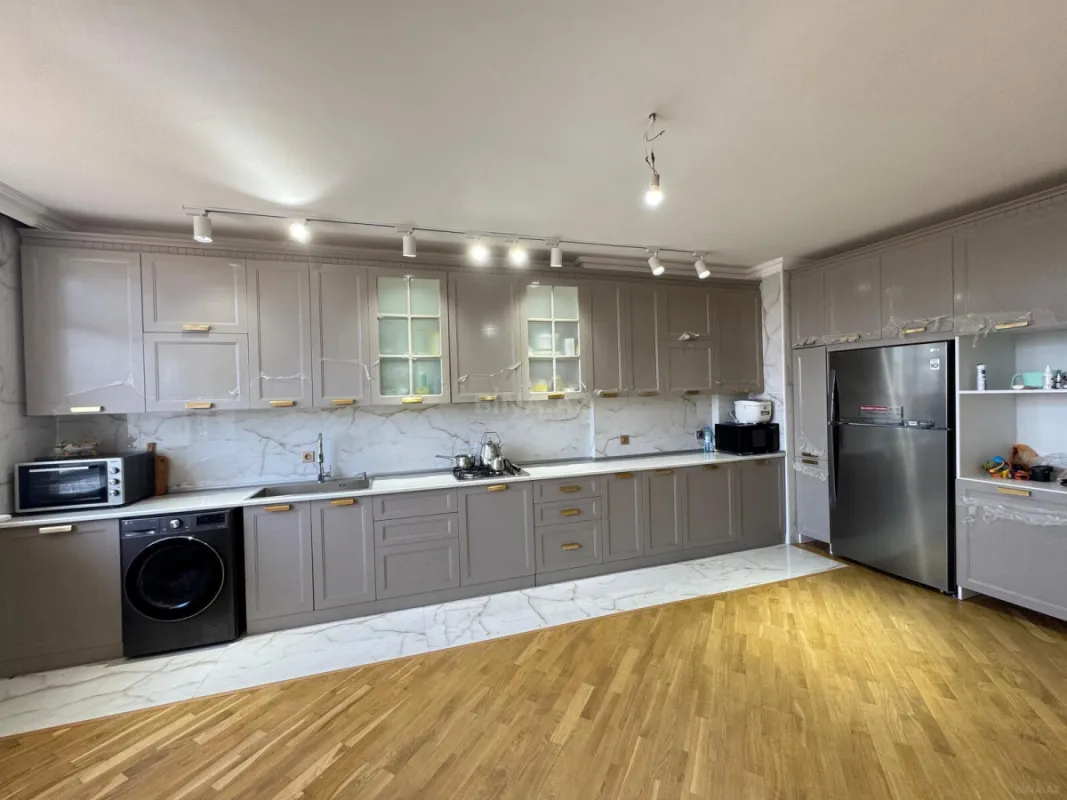 Satılır 4 otaqlı mənzil 210 m²