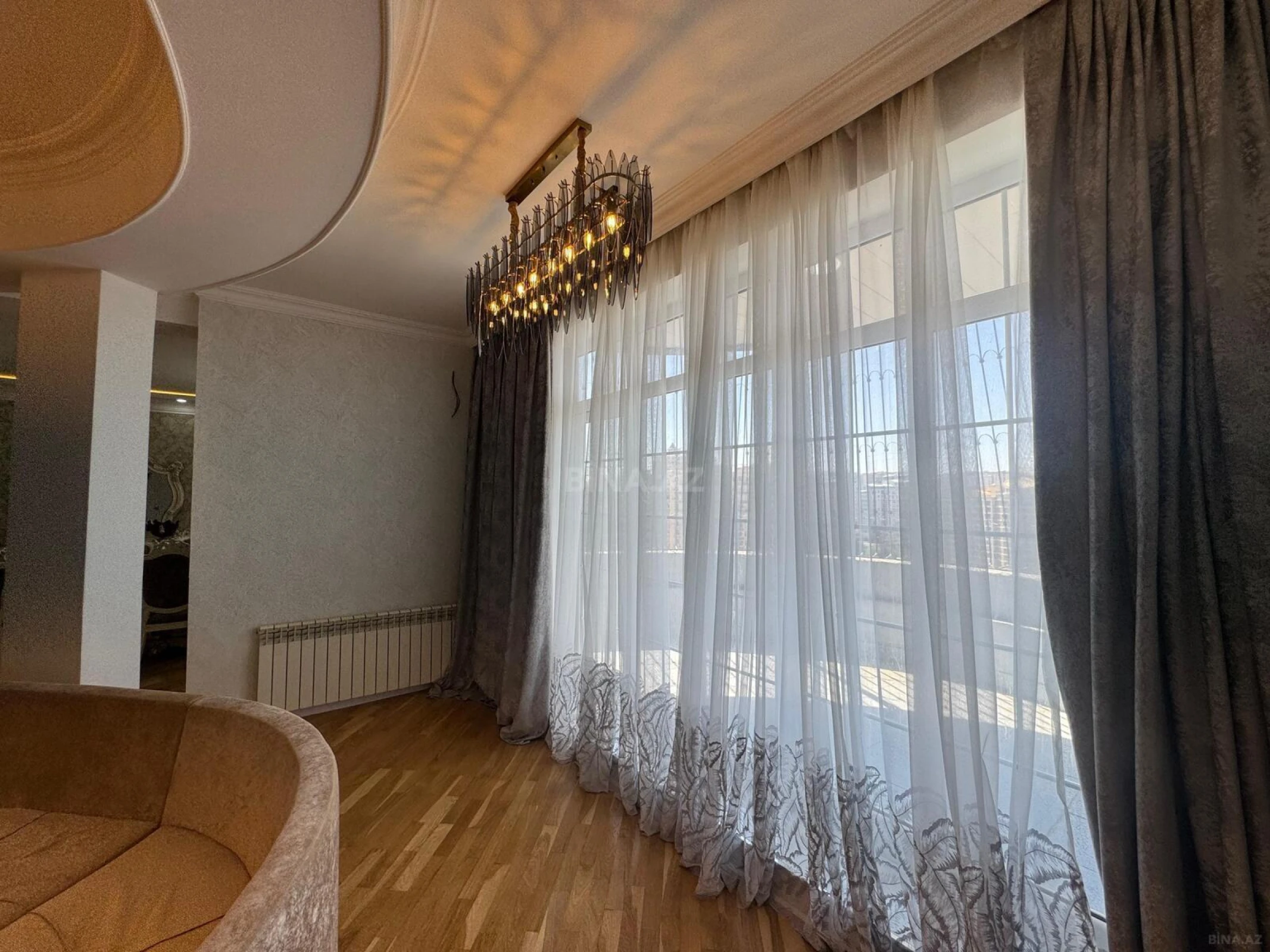 Satılır 4 otaqlı mənzil 210 m²