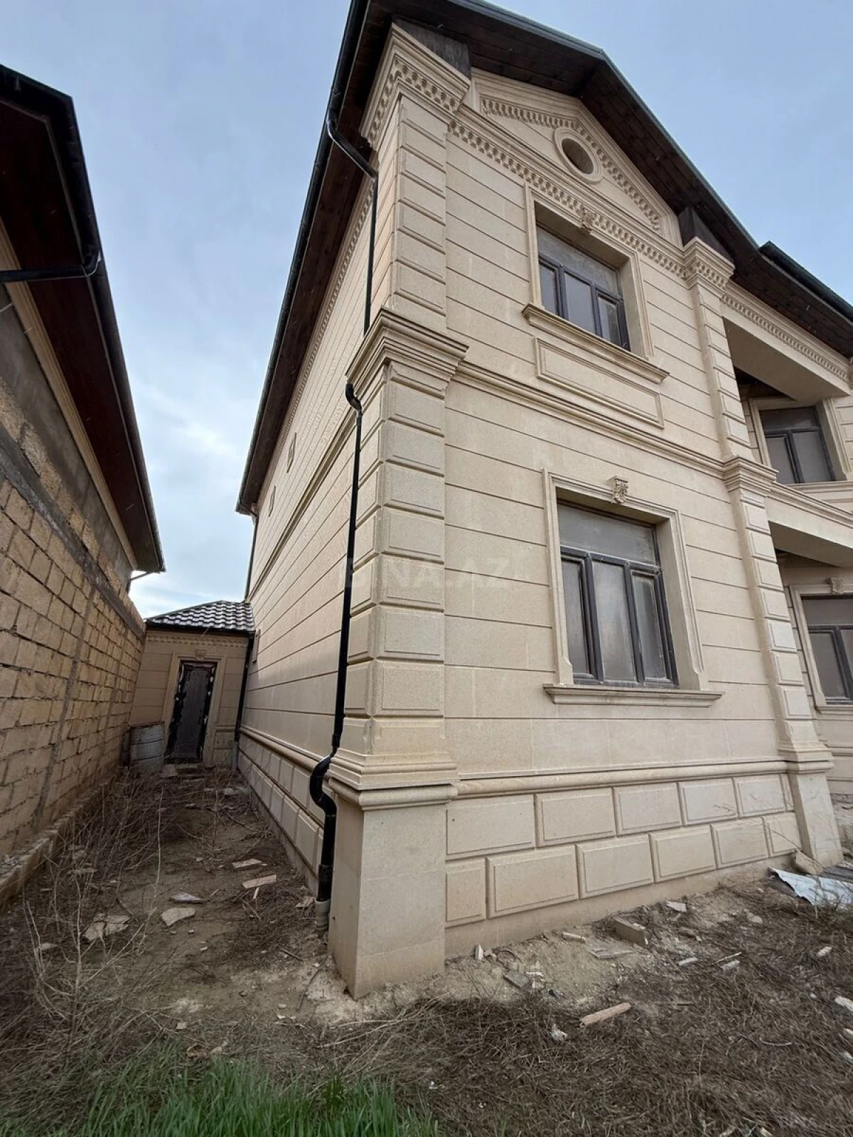 Satılır 6 otaqlı həyət evi 240 m²