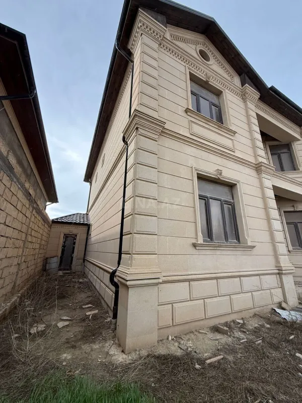 Satılır 6 otaqlı həyət evi 240 m²