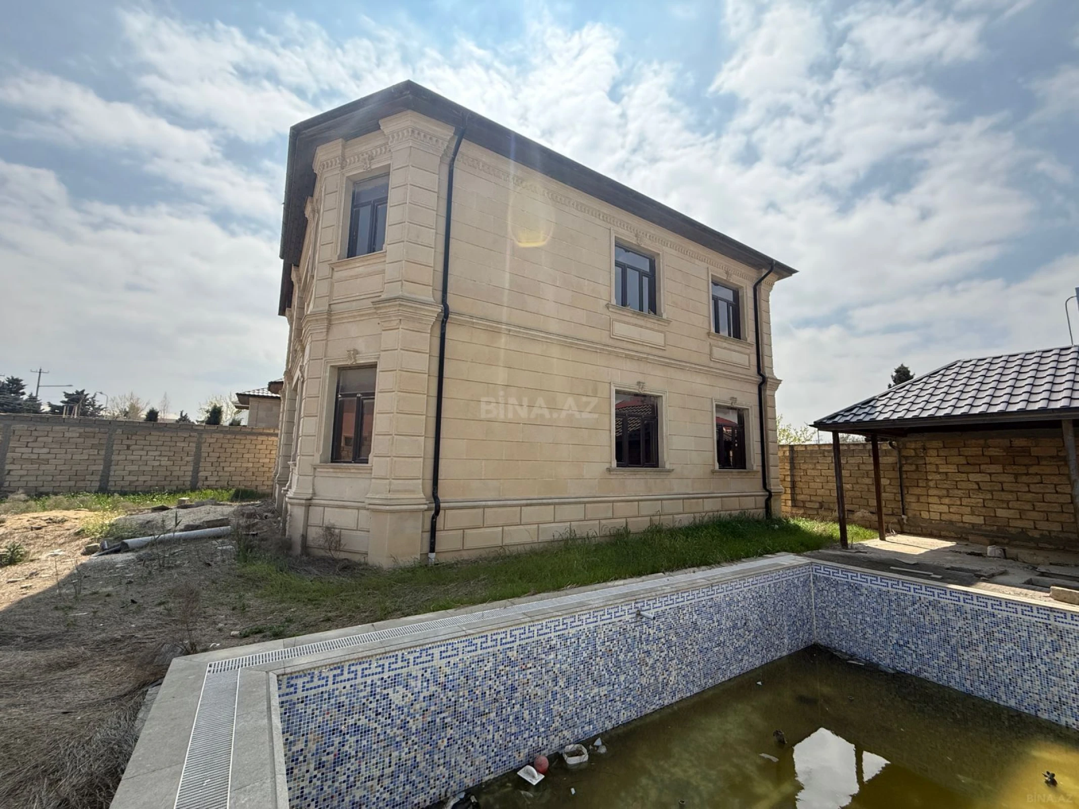 Satılır 6 otaqlı həyət evi 240 m²