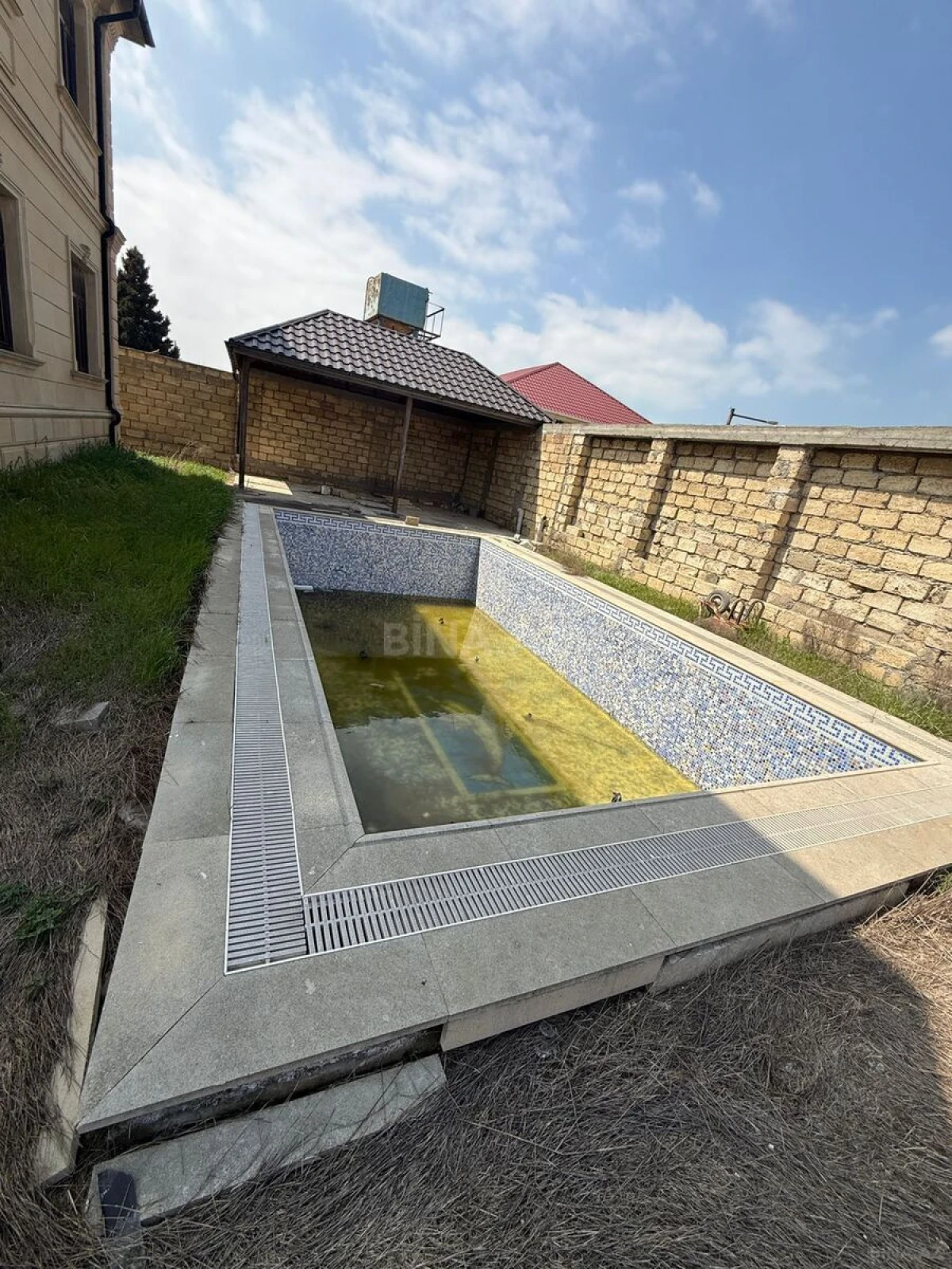 Satılır 6 otaqlı həyət evi 240 m²