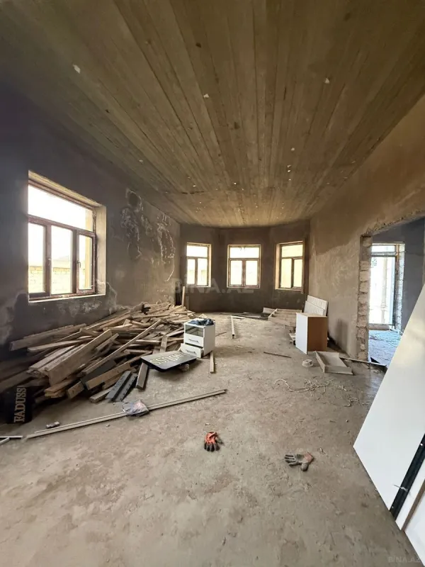 Satılır 6 otaqlı həyət evi 240 m²