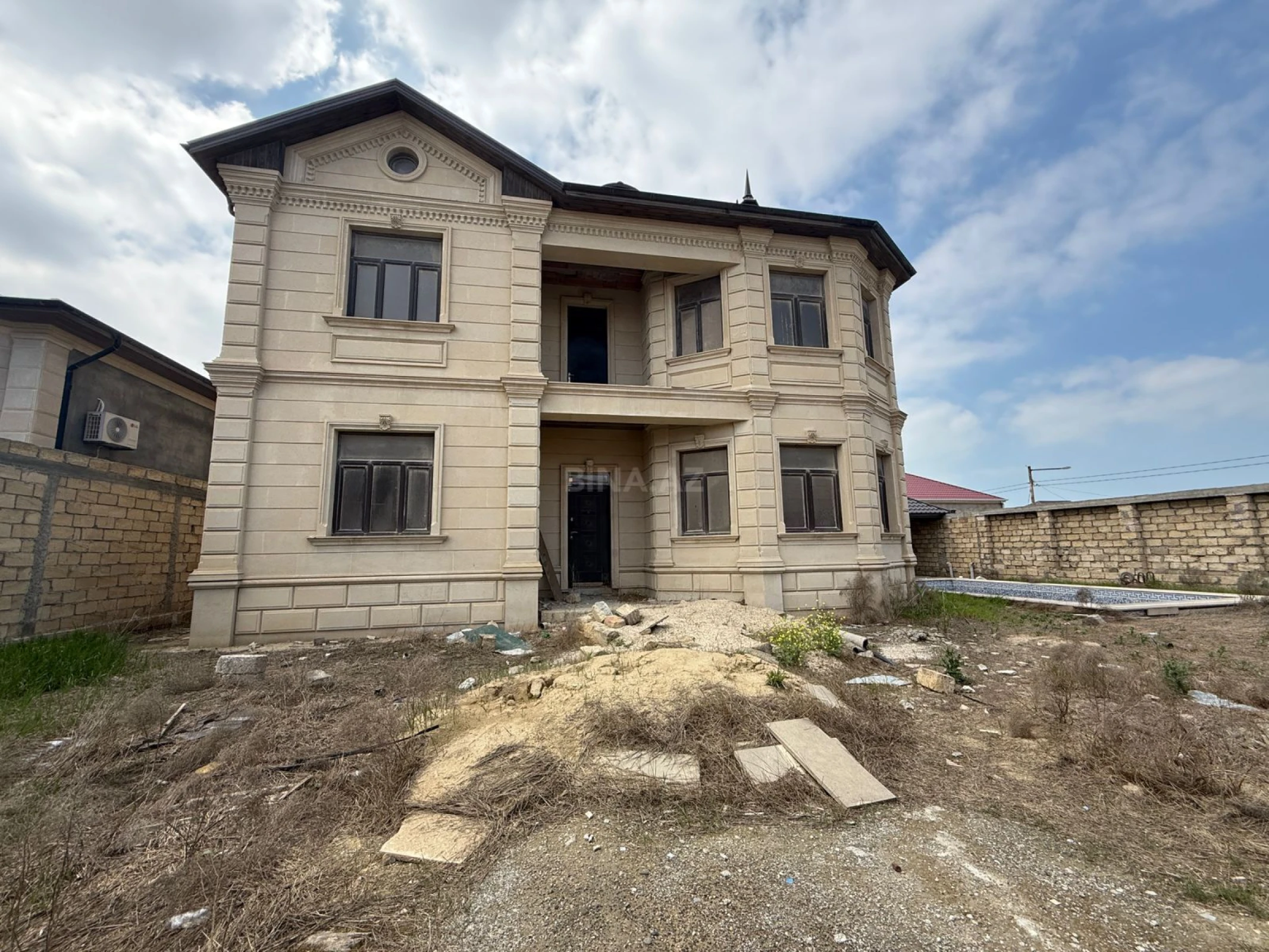 Satılır 6 otaqlı həyət evi 240 m²
