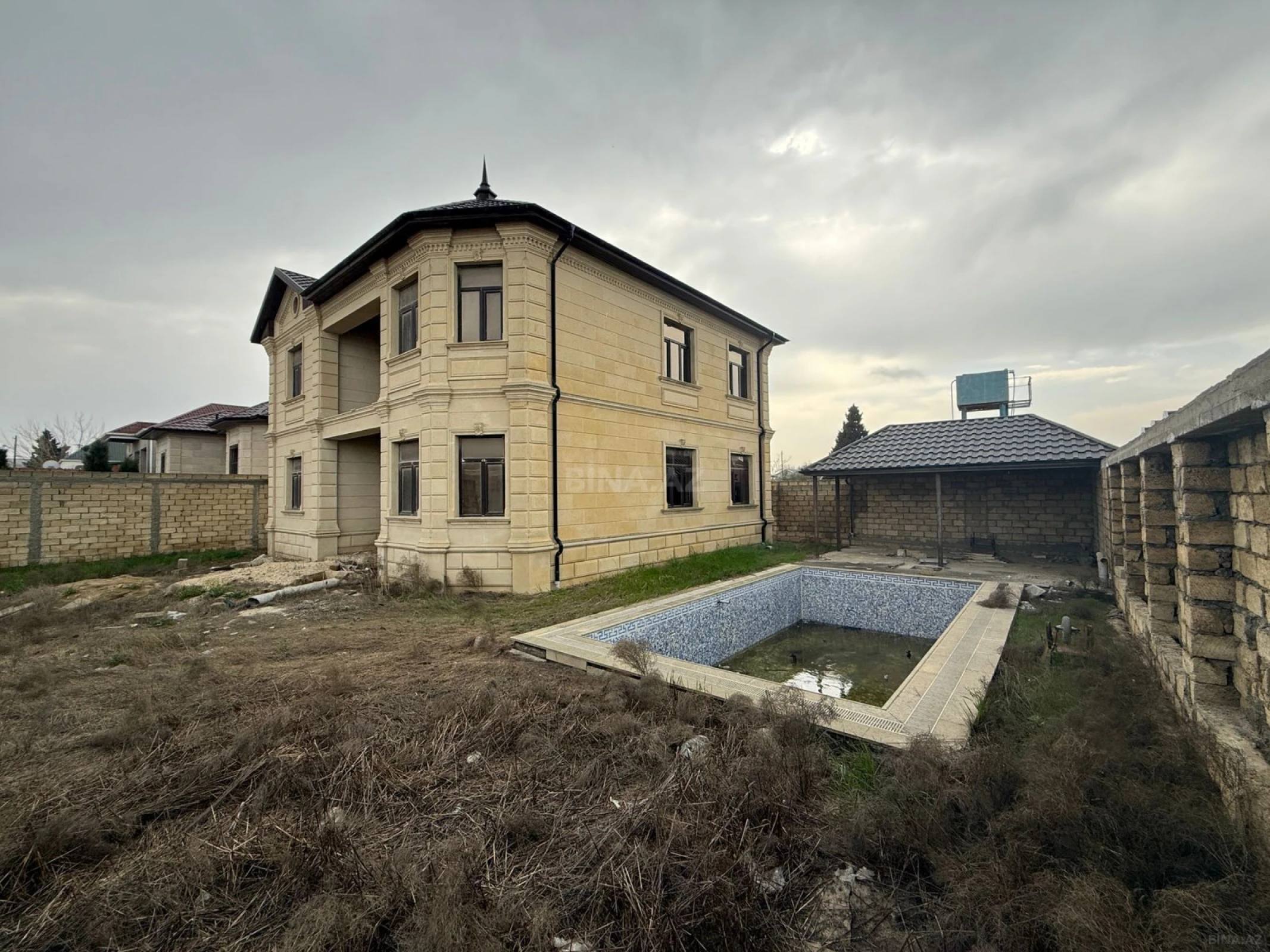 Satılır 6 otaqlı həyət evi 240 m²