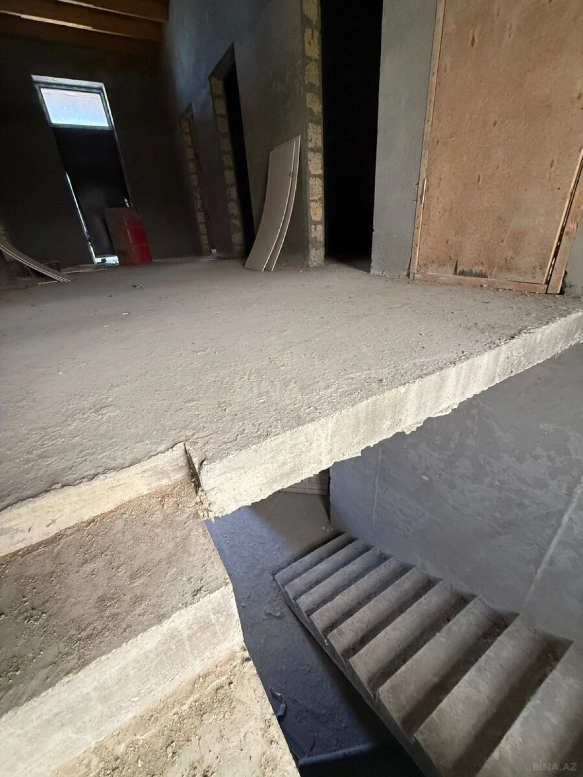 Satılır 6 otaqlı həyət evi 240 m²