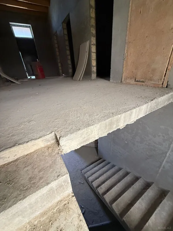 Satılır 6 otaqlı həyət evi 240 m²