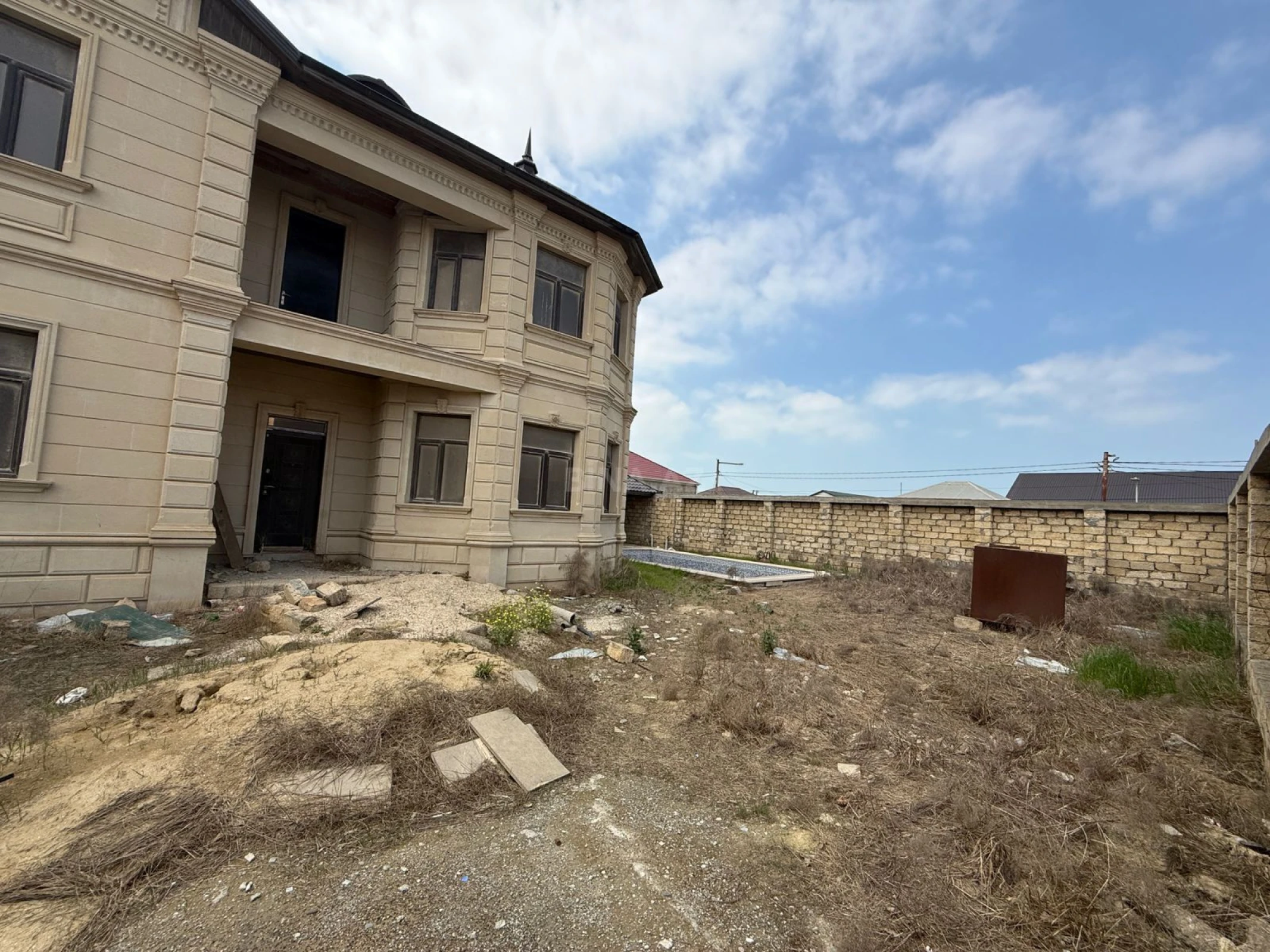 Satılır 6 otaqlı həyət evi 240 m²