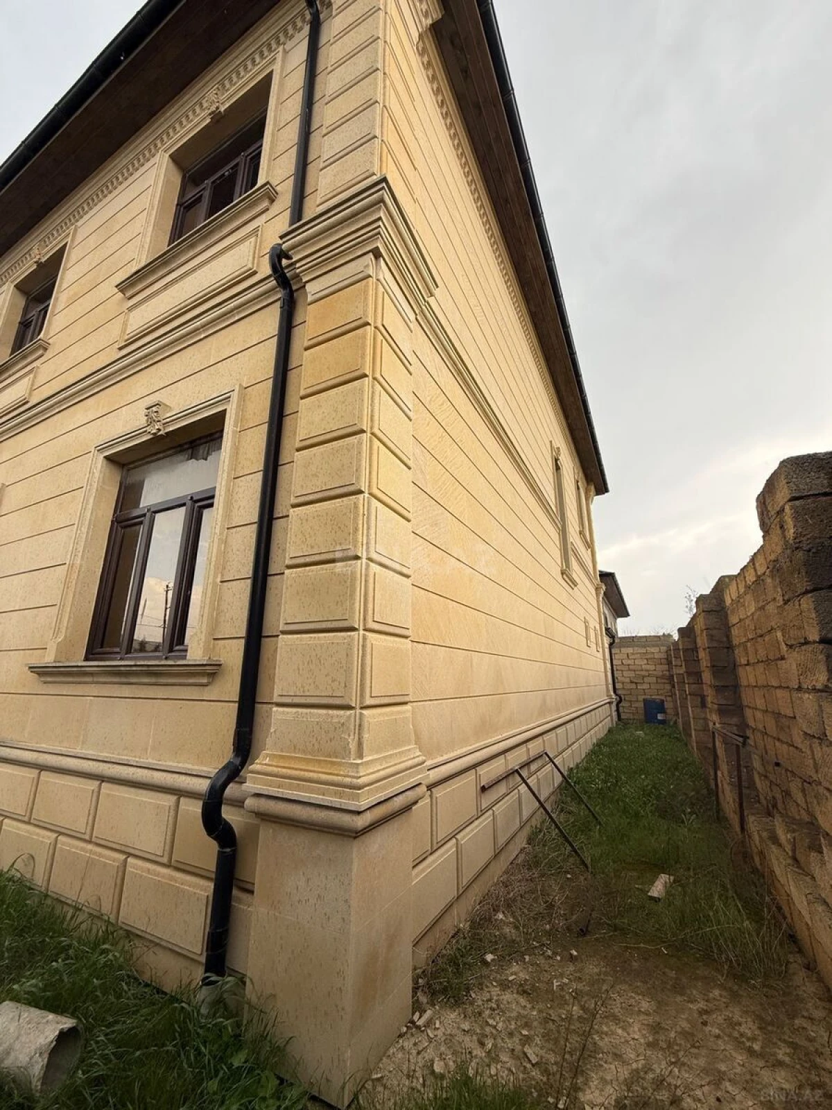 Satılır 6 otaqlı həyət evi 240 m²