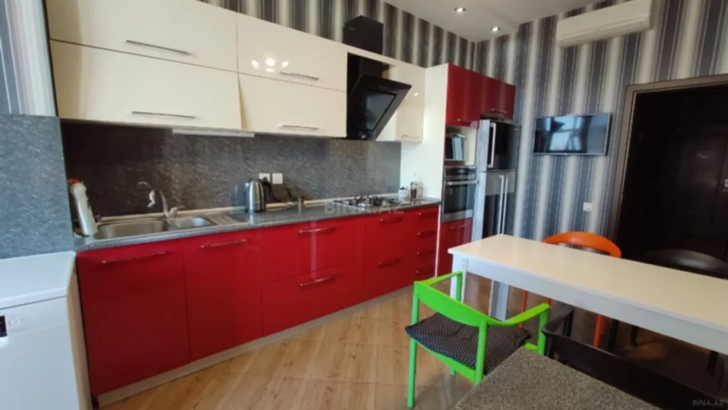 Satılır 3 otaqlı mənzil 137 m²