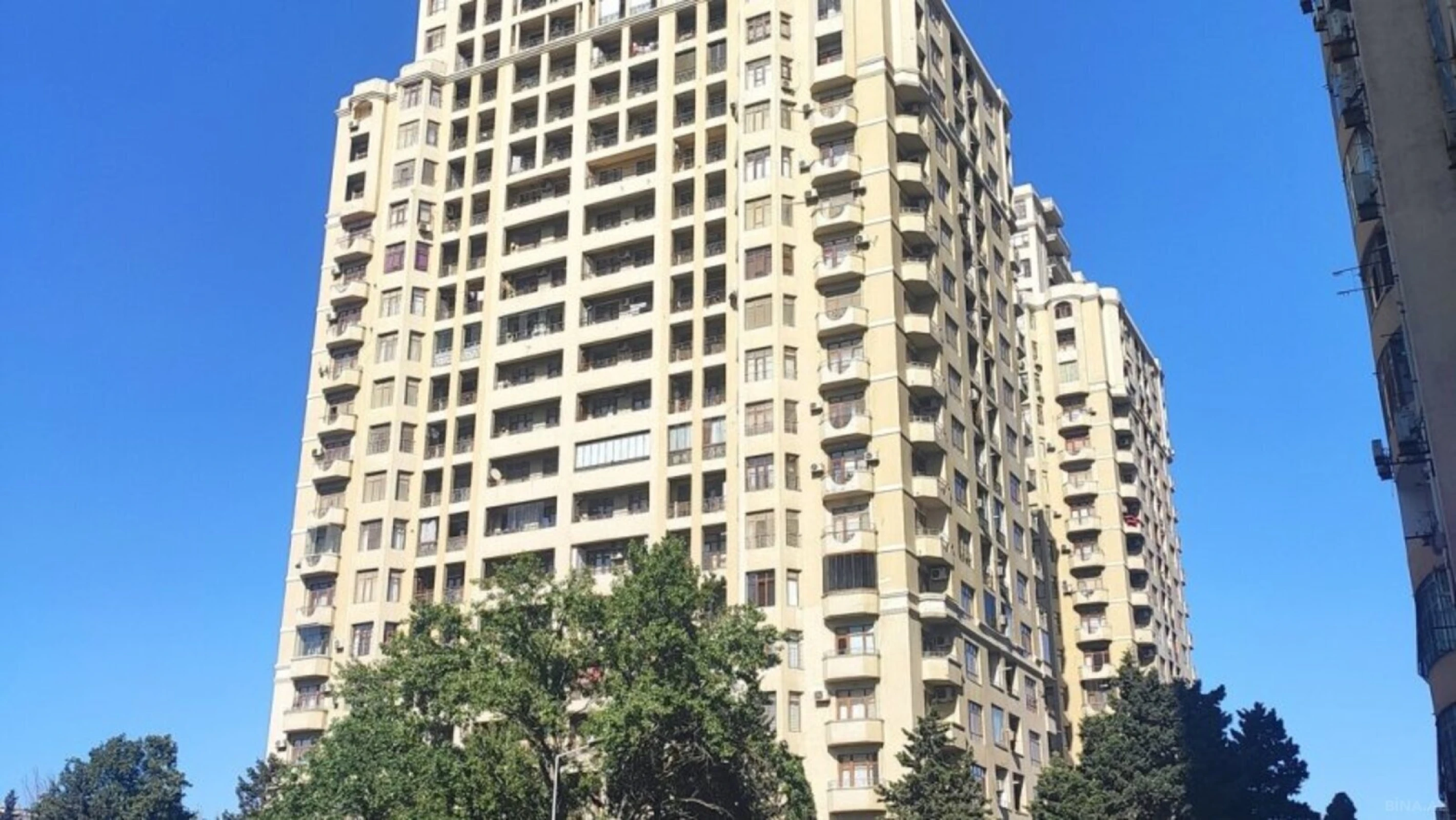 Satılır 3 otaqlı mənzil 137 m²