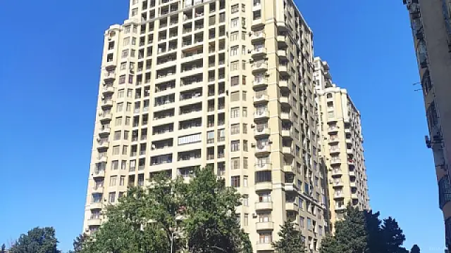 Satılır 3 otaqlı mənzil 137 m²