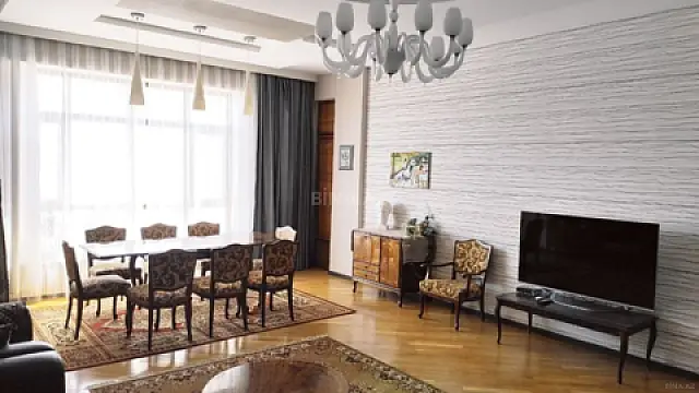 Satılır 3 otaqlı mənzil 137 m²
