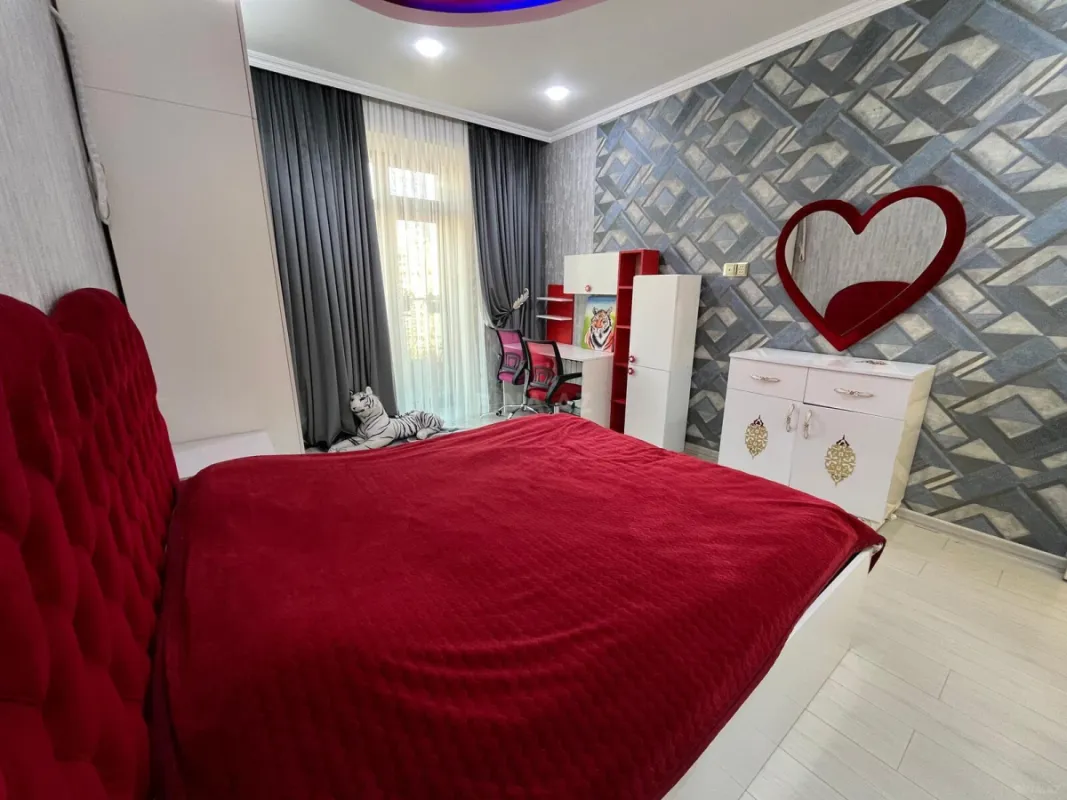 Kirayə verilir 2 otaqlı mənzil 105 m²