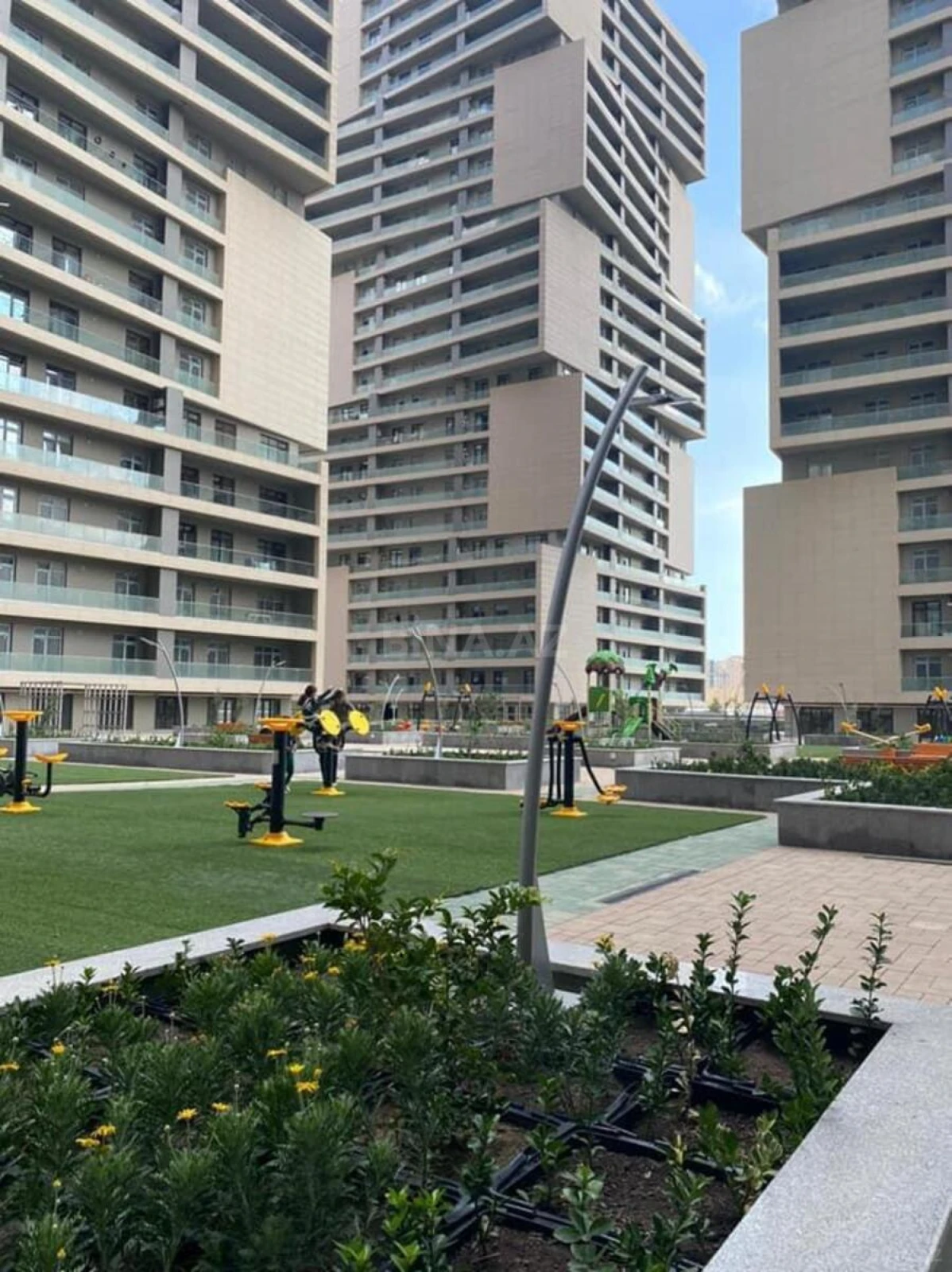 Kirayə verilir 2 otaqlı mənzil 105 m²