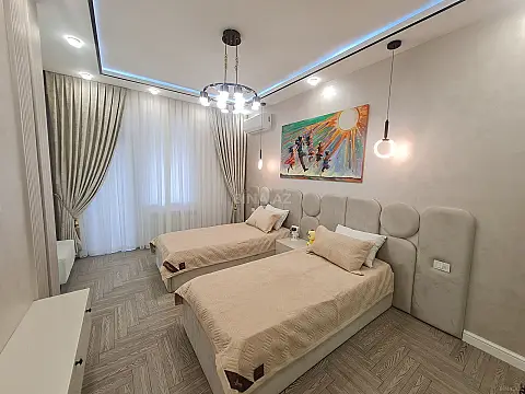 Satılır 3 otaqlı mənzil 137 m²