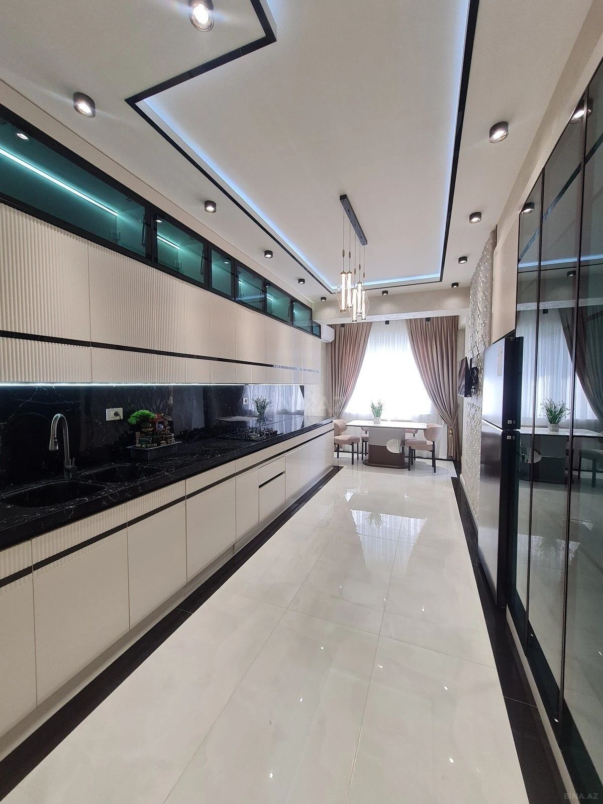 Satılır 3 otaqlı mənzil 137 m²