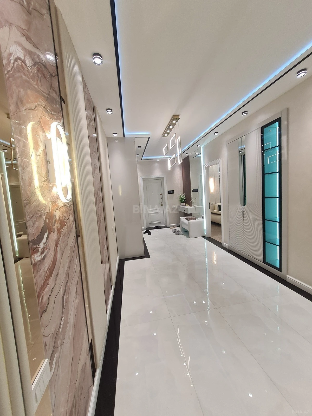 Satılır 3 otaqlı mənzil 137 m²