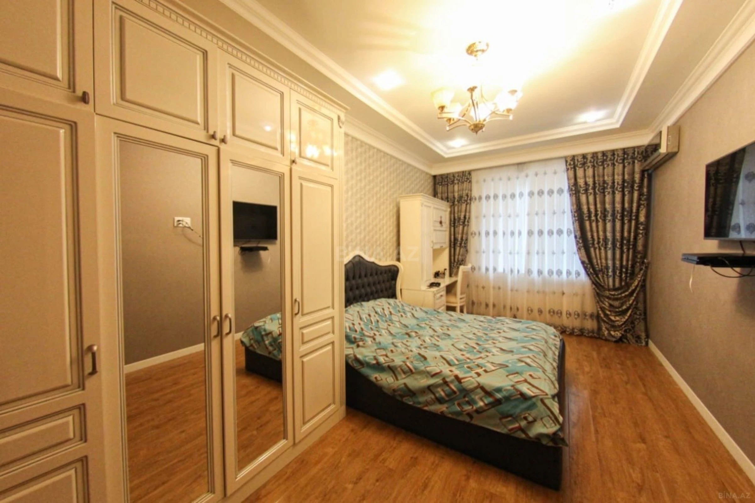 Satılır 3 otaqlı mənzil 118 m²