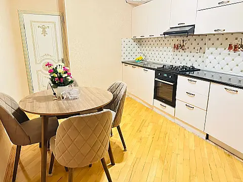 Kirayə verilir 2 otaqlı mənzil 86 m²