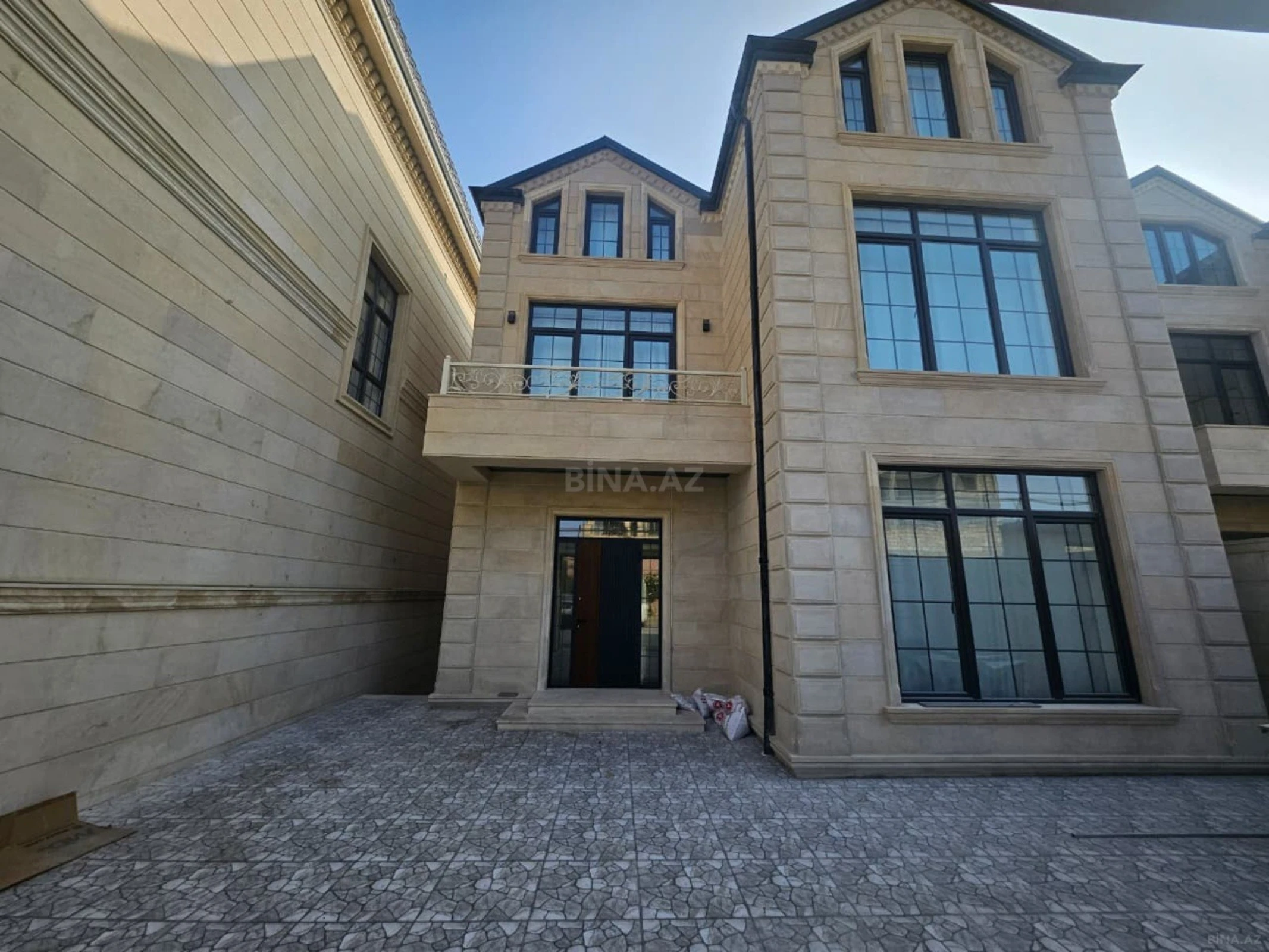 Satılır 6 otaqlı həyət evi 440 m²