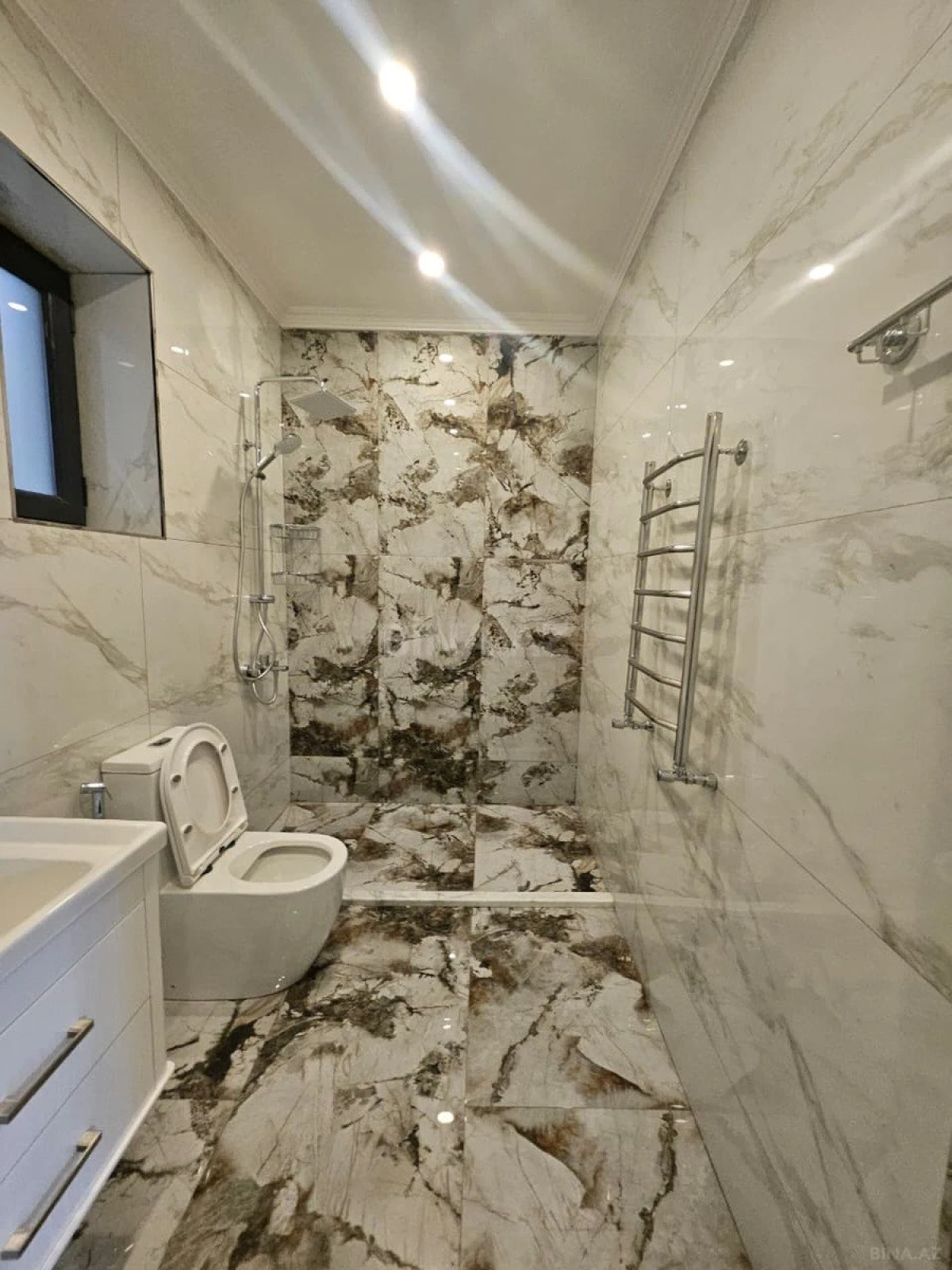 Satılır 6 otaqlı həyət evi 440 m²